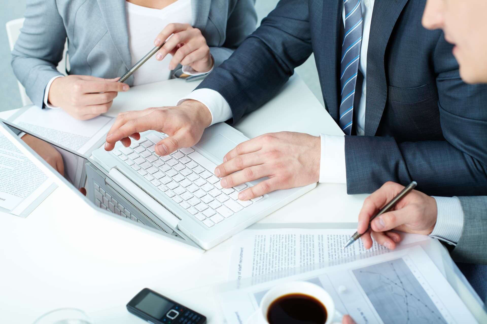 workers-considering-term-agreement - Innova Consult